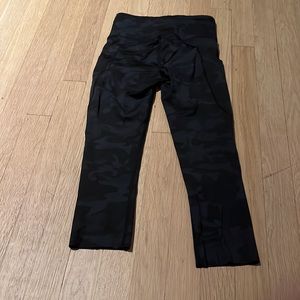 Lululemon Capri Pants Black Camouflage | size 0